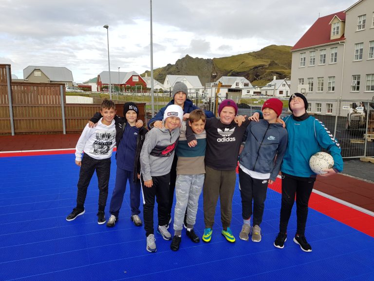 Fótbolti krakkar börn skólalóð